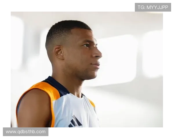 姆巴佩出走皇马后巴黎混乱开局,球队实力大幅下滑球迷集体抗议陷入危机 姆巴佩出走皇马后巴黎混乱开局,球队实力大幅下滑球迷集体抗议陷入危机